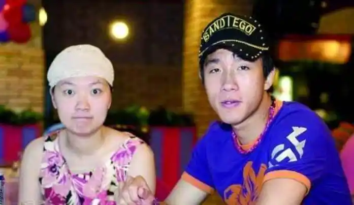 她当时是大连球员王圣的老婆,她和肖钦在同一桌,当时王媞和王圣的婚姻