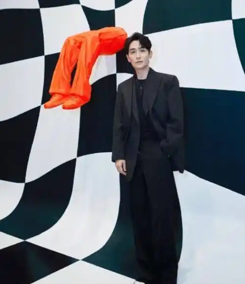 朱一龙为塑造角色暴瘦,不要说是粉丝了,路人看了都心疼_造型_黑色