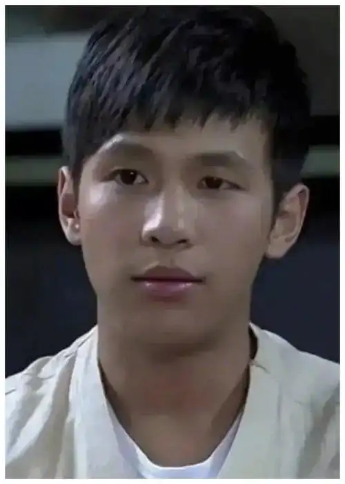 宋小宝晒年轻照片曾被赞神似蔡徐坤网友双眼皮是镰刀剌的