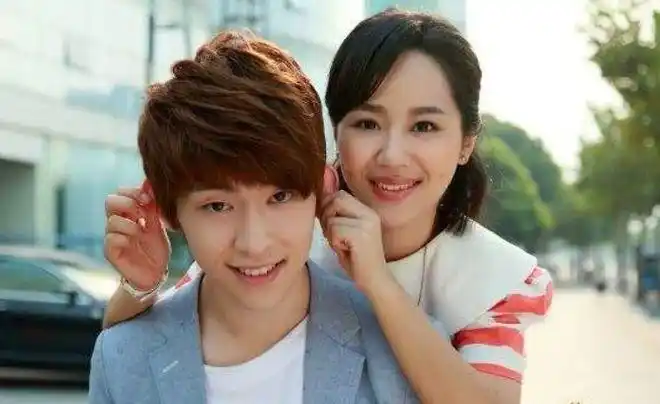 邓伦罕见发博晒照四字疑似回应与杨紫恋情网友消息量好大