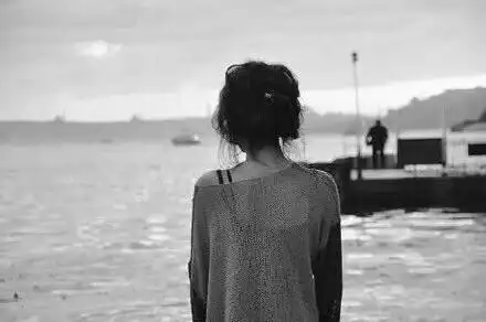 黑白唯美背影头像女生