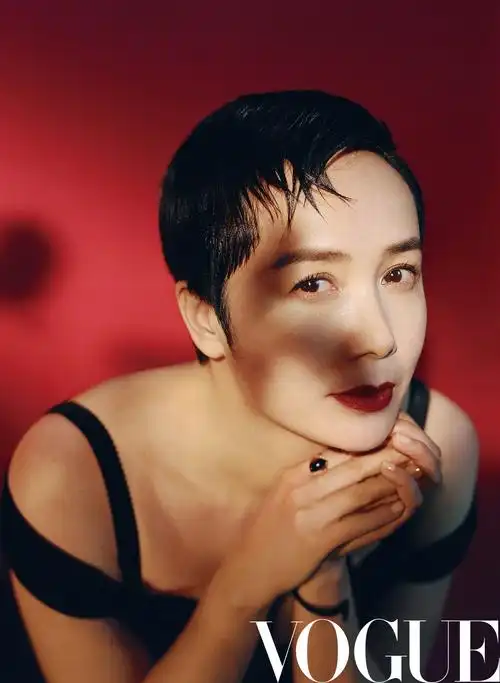 蒋雯丽穿黑色吊带拍大片 不吝秀好身材诱惑至极_娱乐频道_凤凰网