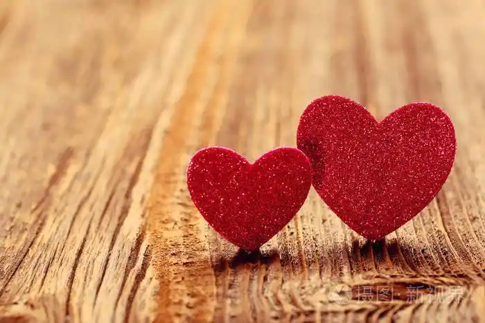 两颗心在木背景上的情人节和空的空间文本关闭老式的vie.