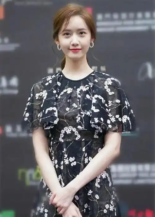 前不久,林允儿出席澳门国际影展,一身黑裙衬得肌肤雪白,美貌依旧,状态