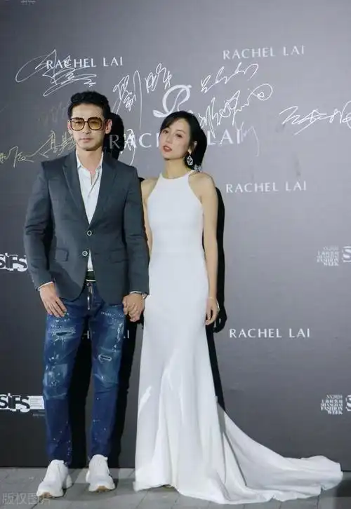 吕一钱泳辰甜蜜合体穿白色挂脖裙难掩玲珑身段气质出众太迷人