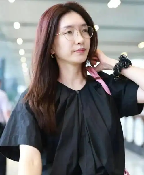 近日,36岁的女演员江疏影因为一组机场素颜照在网络上引发了热议.