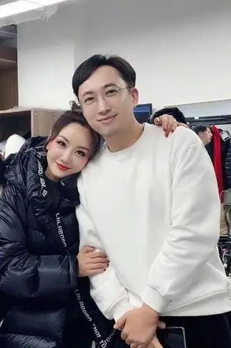 于正晒出与杨蓉合影!杨蓉出演舞台剧,于正现身到剧场后台为杨蓉打call