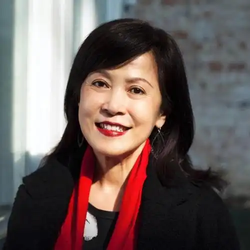 三明星同框,汤唯周迅靠边,黄磊哈腰陪同,走c位的贵妇什么来头|赖声川