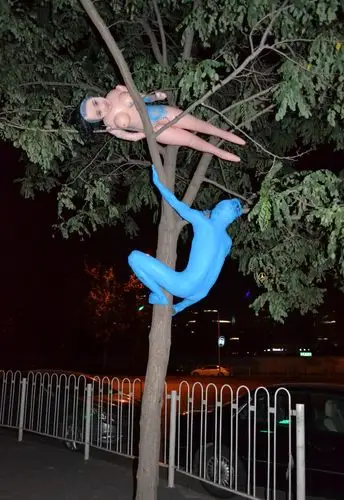 行为艺术家全身图蓝抱充气娃娃裸奔