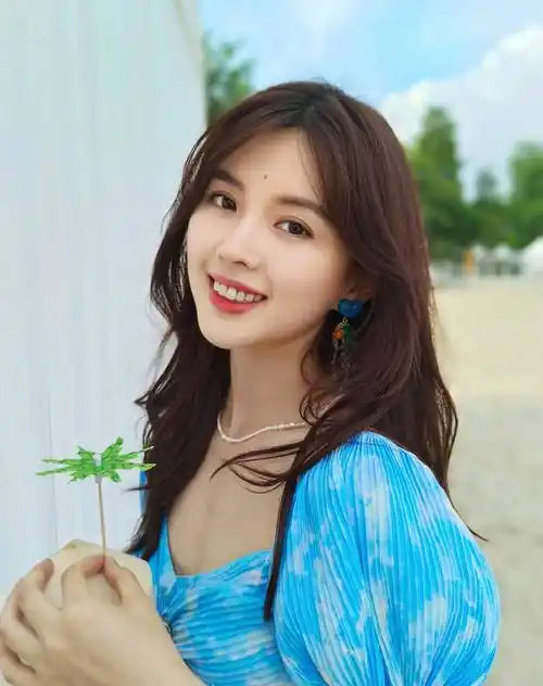 南昌大学校花钟恩淇海滩散步蓝色长裙迷人笑容如少女一般