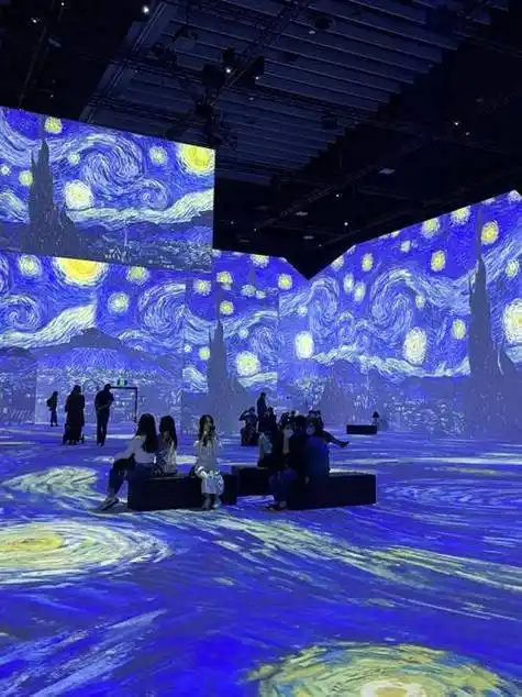 运用营造立体的展示方式全息投影能将艺术作品以3d方式呈现在观众面前