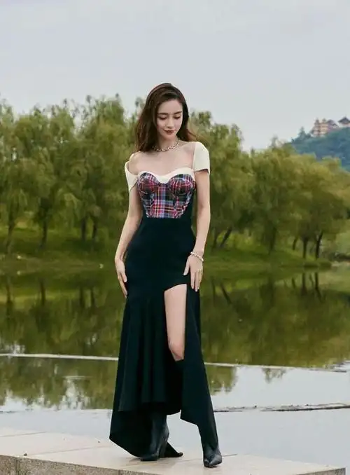 34岁杨颖大胆亮相穿内衣裙大秀好身材窈窕身姿引人瞩目