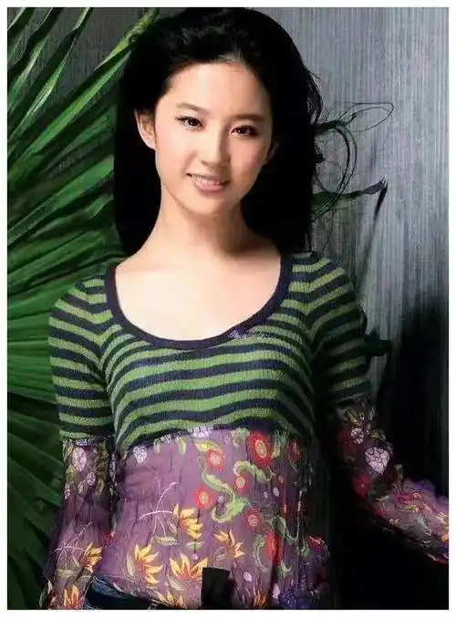 早期的刘亦菲喜欢穿着孔雀蓝的长袖,上面印有各种牡丹花和月季花图案