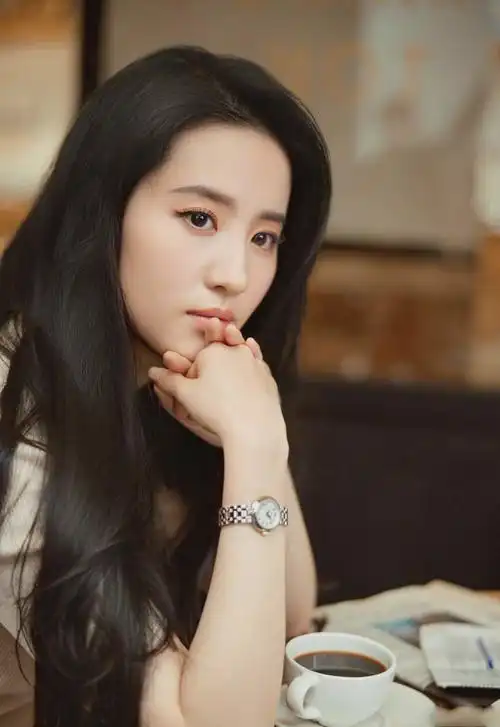 刘亦菲身着杏色针织衫搭配披肩长发,弥漫温柔优雅的氛围