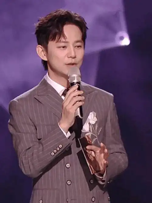 无论是早年的《快乐大本营》,还是如今的《你好星期六》,何炅的主持