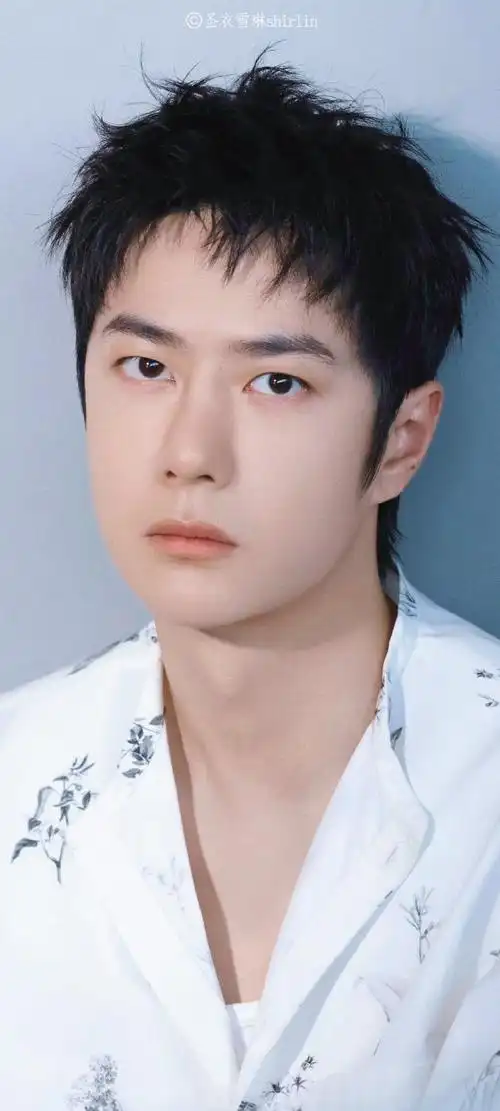 王一博早秋穿搭现身北京机场