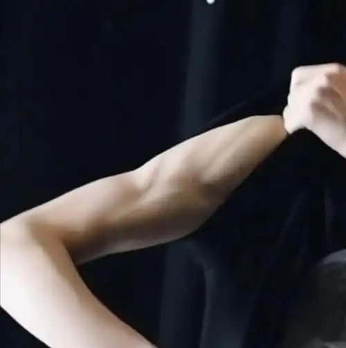 你永远想不到娃娃脸下是什么样的身材～@时代少年团-宋亚轩#宋亚轩的