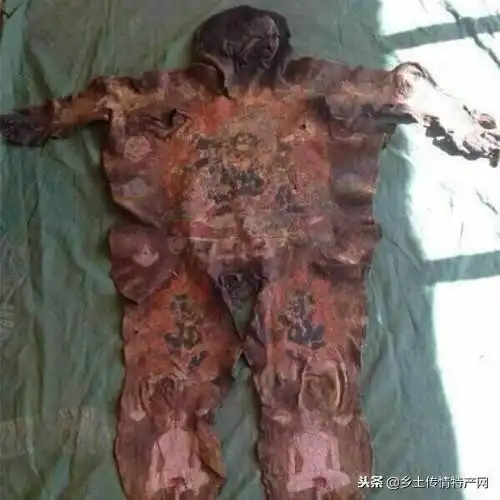 布达拉宫的人皮唐卡,感觉还是蛮吓人的,心理承受能力低的不要看