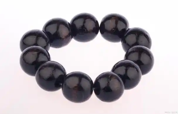 护卫珍稀之宝:掌握鉴别犀牛角手串的简单技巧!