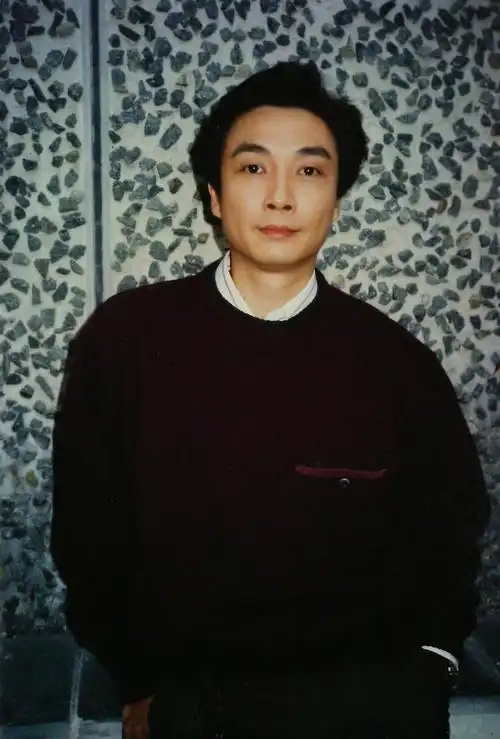 他是少有的可以在相互竞争的两家电视台之间来回跳槽但仍被重用的演员