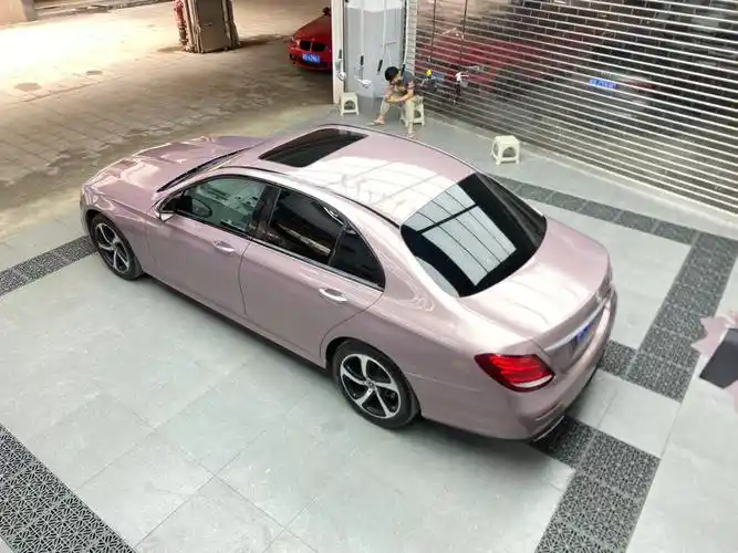 汽车改色贴膜奔驰e冰梅粉