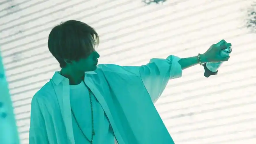 阳光少年王一博帅气街拍写真,高清壁纸图片,大陆明星-回车桌面