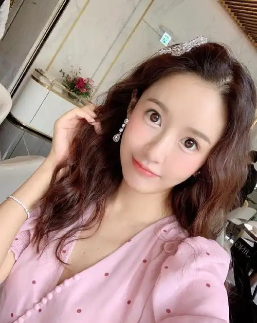 陈赫老婆张子萱最新粉色美照出炉身材好似18岁的少女