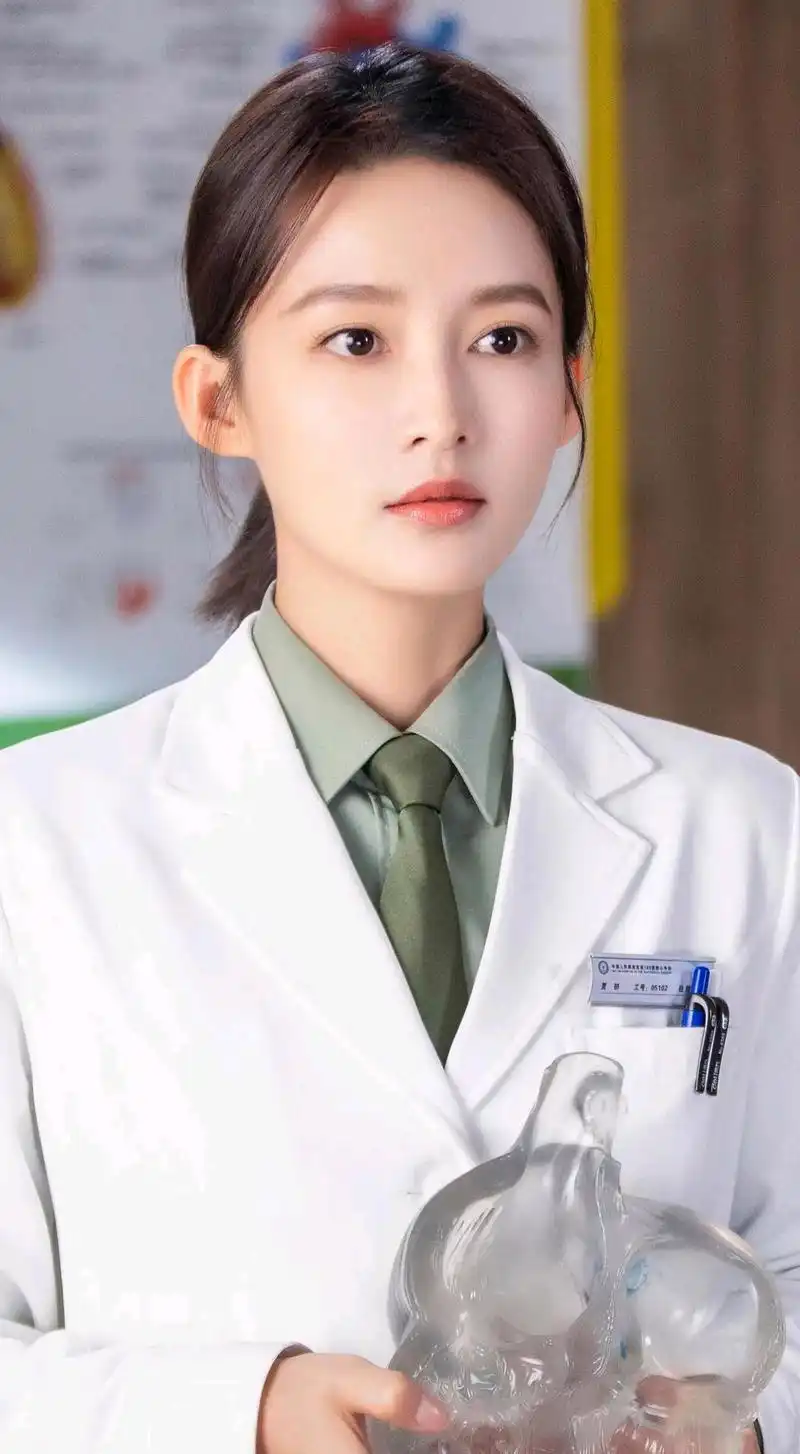 李沁穿上军装后马上由娇柔美艳变得英姿飒爽,霸气十足