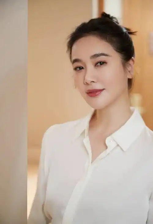 "氧气美女"左小青获聘文旅形象大使,出席活动白色衬衣黑长裤,展现知性