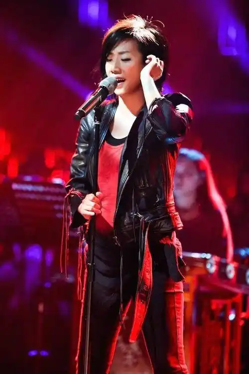 57岁林忆莲真不顾身材管理!