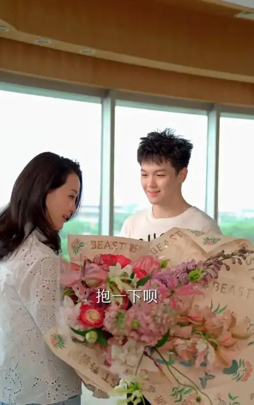 儿子球球送花拥抱庆母亲节晴格格王艳晒视频开心似小孩