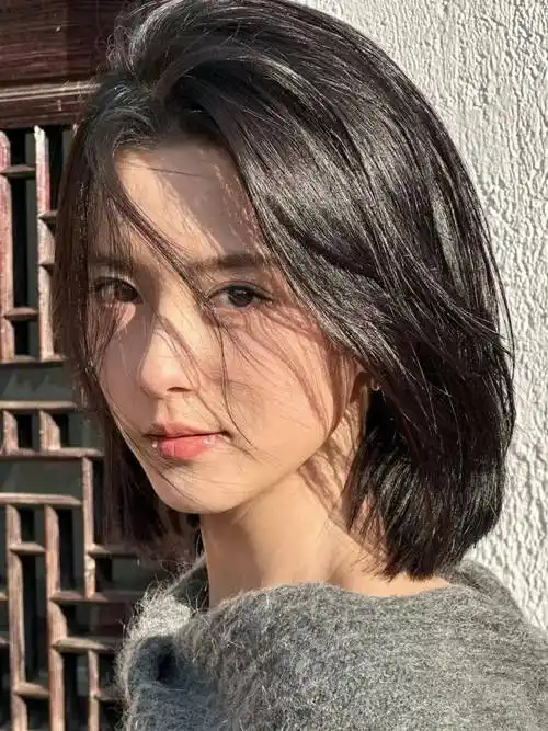 2024爆款女发来了,锁骨发波波头全头烫玫红色染发,你爱哪一种_发型