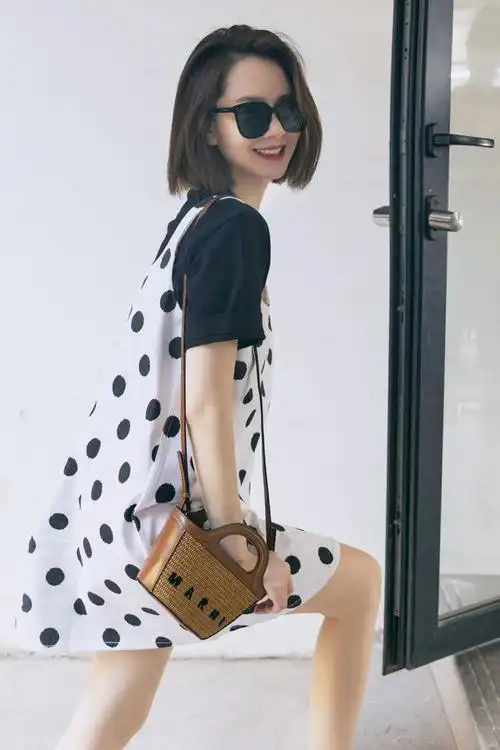 戚薇咋想的?大热天穿波点裙还要叠穿t恤,幸亏光腿穿看着挺凉快