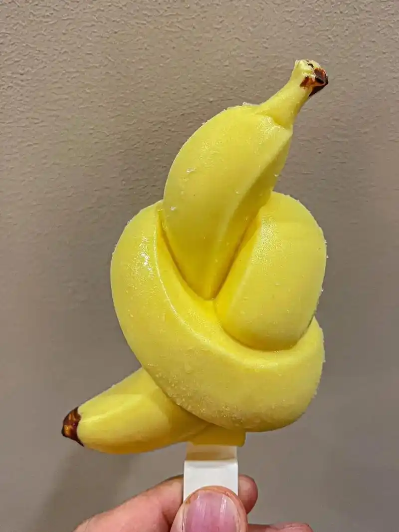 大爱这个拧巴香蕉雪糕! 一天一根的节奏呀! 香蕉牛奶味就是y - 抖音