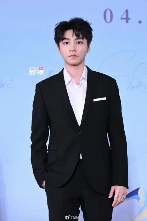 王俊凯亮相大学生电影节青春之夜##新娱