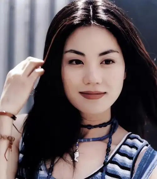 54岁王菲近况曝光,眼部暴露真实状态,怪不得李亚鹏念念不忘