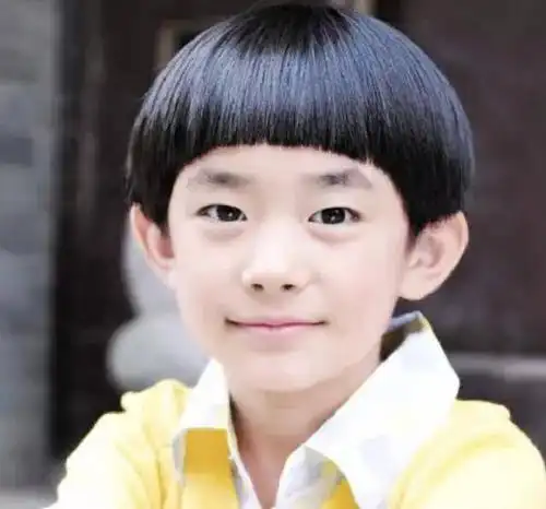 易烊千玺幼年跳舞照曝光,穿小蜜蜂服装,小表情小动作超萌可爱_手机