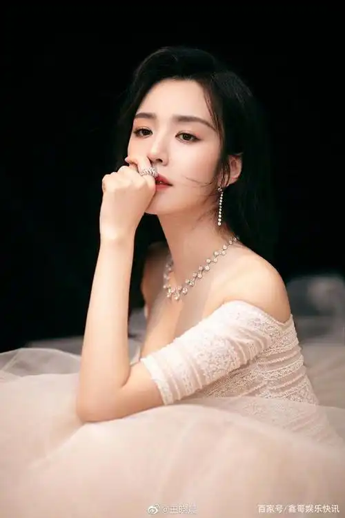 王晓晨性感白色礼服(组图),看了让你心跳加速