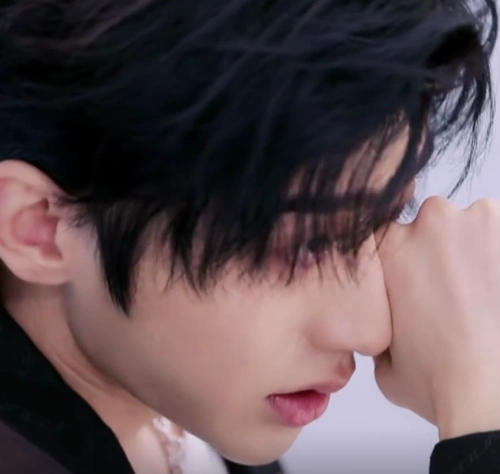 蔡徐坤被气哭,蔡徐坤吐了_大山谷图库