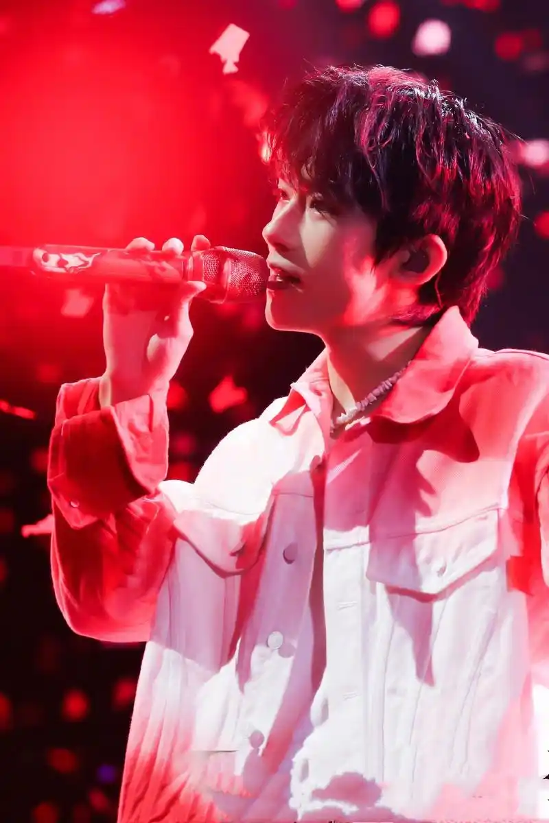 狂野红玫瑰or病娇白月光,易烊千玺玊尔演唱会look