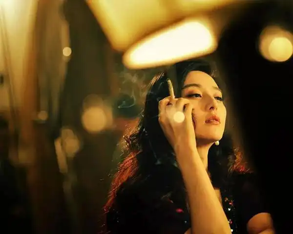 短发卷发港风女星抽烟图(已用搜索)