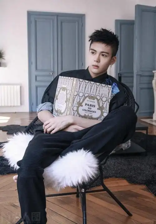 肌肉男:近期曾舜晞发型-小虾米