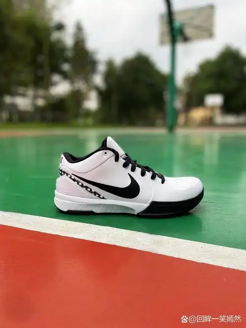 对于喜欢低帮鞋的朋友而言 这双科比4意义非凡 也可以说是轻量低帮