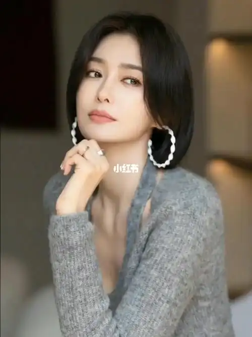 明星秦岚最新短发造型搭配