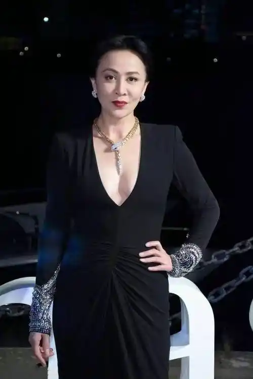 刘嘉玲惊艳亮相!"无痕裙"展现时光不败美人魅力