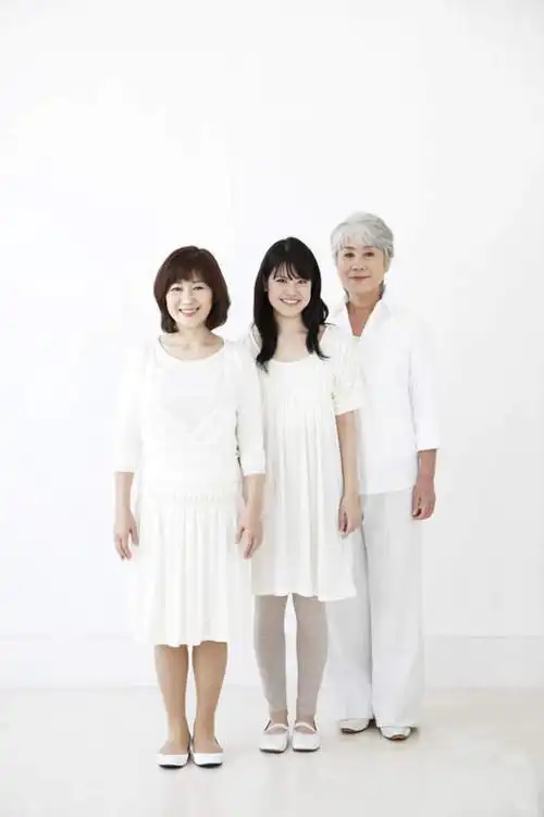 东方人,三个人,家庭,母亲,女儿,祖母,站,握手,笑,微笑,露齿笑,竖图