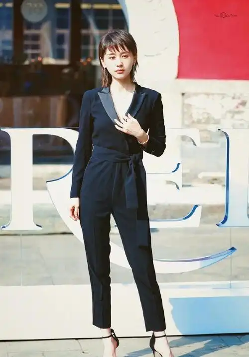 小个子女生不知怎么打扮,就来看王子文,西装配裙子简直不要太美