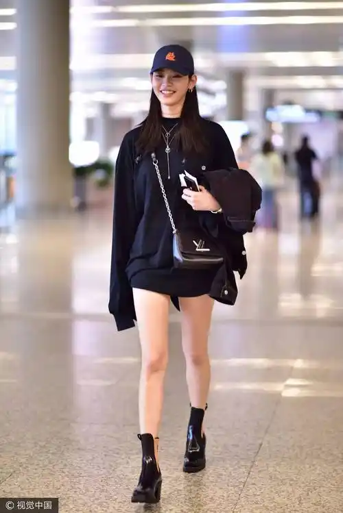 女明星是有多扛热盛夏还在穿短靴