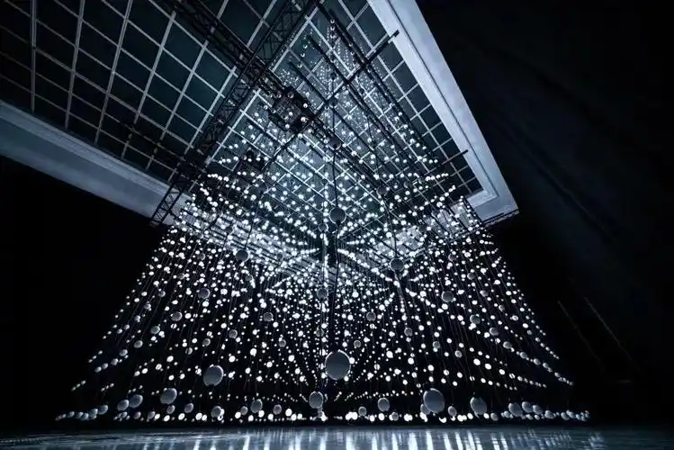 bálintbotzheim和sándorb02r02cz在布达佩斯用光创造了抽象的