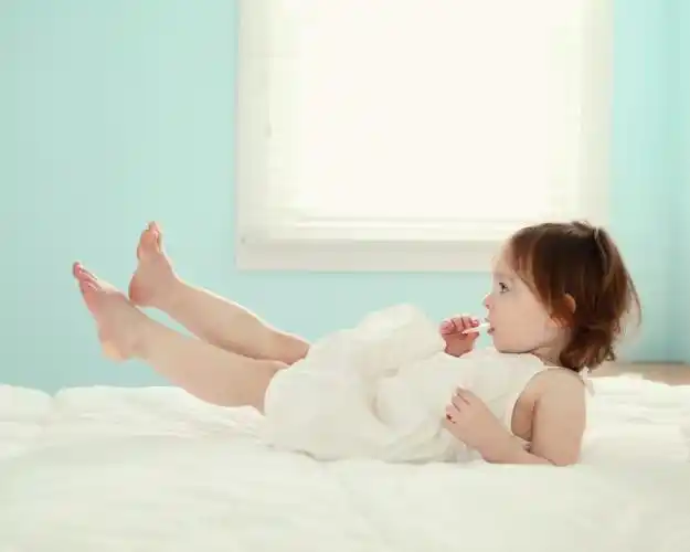 小女孩 脚丫 赤脚图片—正版小女孩 脚丫 赤脚图片_高清小女孩 脚丫